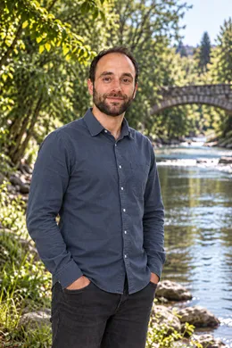 Nicolas, fondateur de Venoge Web Création, au bord de la Venoge